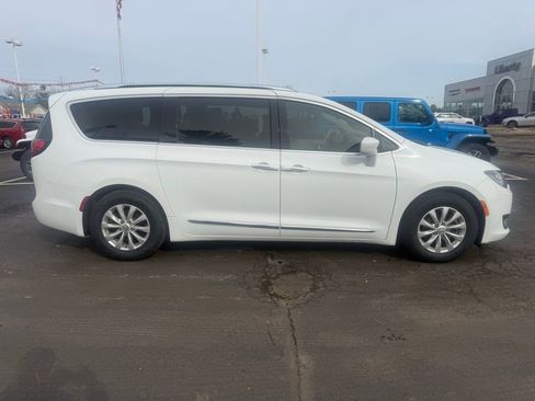 Used 2018 Chrysler Pacifica Touring-L image 2