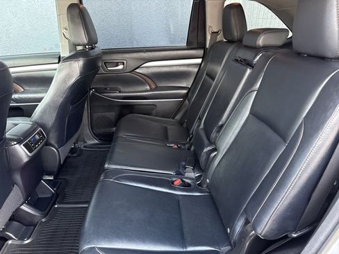 Used 2014 Toyota Highlander XLE FWD image 6
