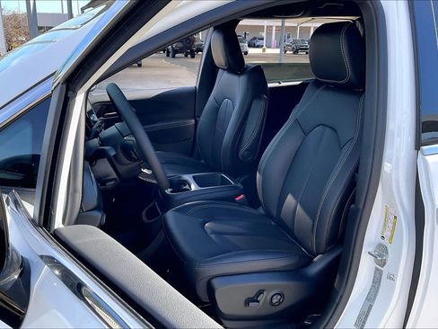 New 2026 Chrysler Pacifica Select image 9