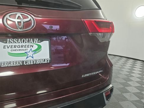 Used 2018 Toyota Highlander Limited Platinum image 16