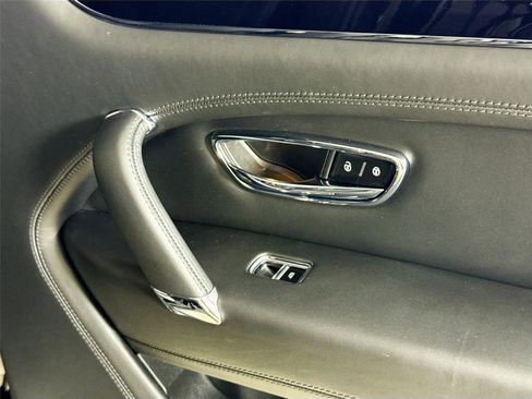 Used 2019 Bentley Bentayga image 30