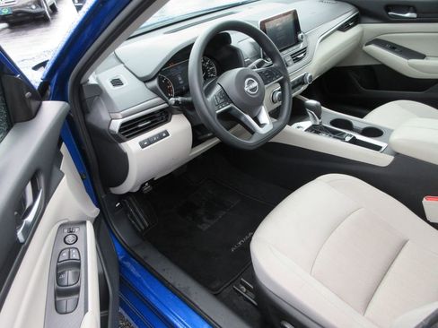 Used 2025 Nissan Altima 2.5 SV image 10