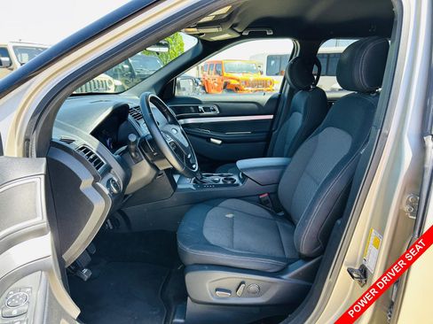 Used 2017 Ford Explorer XLT FWD image 3