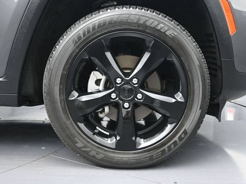 Used 2023 Jeep Grand Cherokee Altitude AWD/4WD image 9