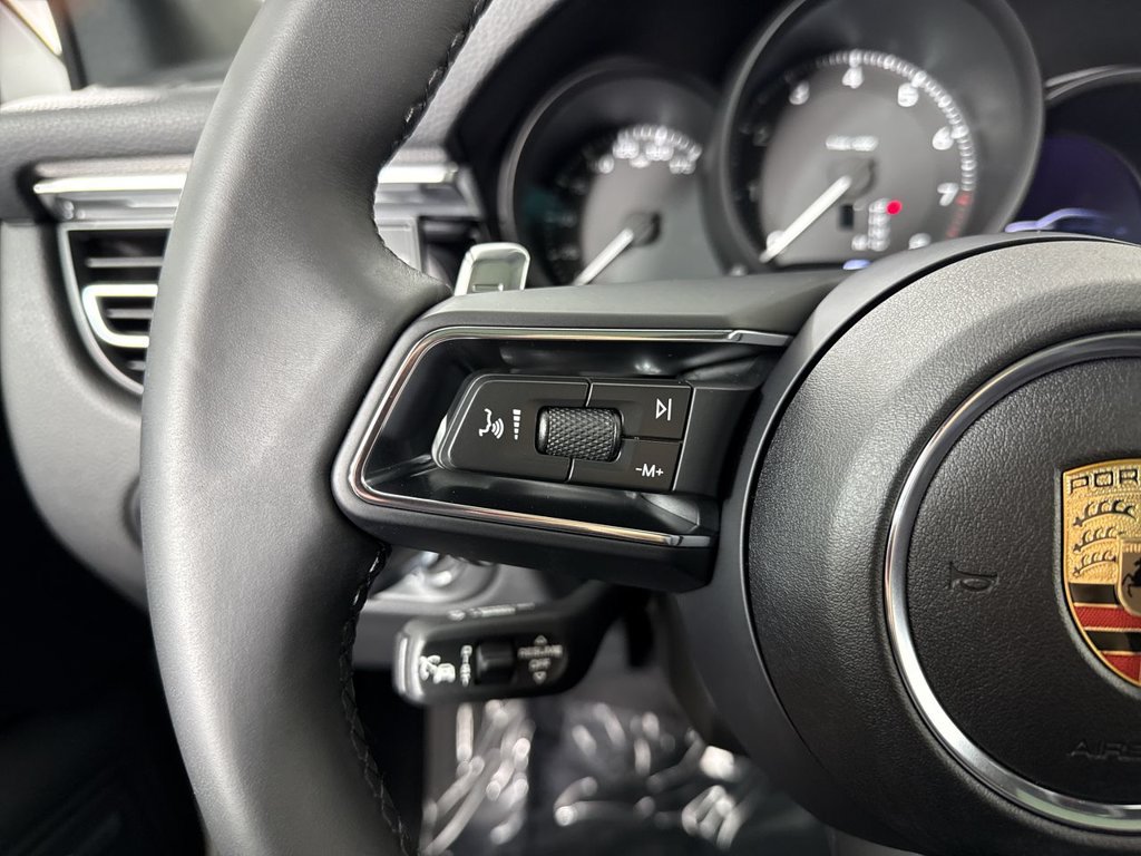Certified 2025 Porsche Macan AWD/4WD image 38