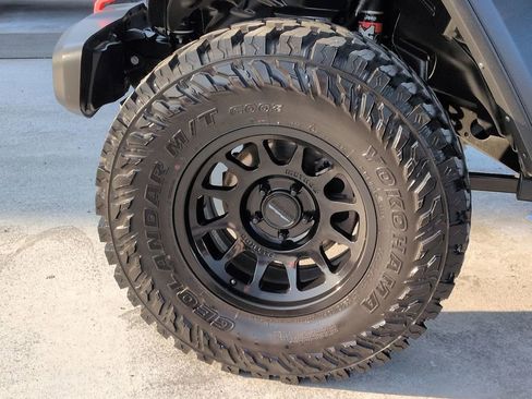 Certified 2023 Jeep Gladiator Mojave image 9