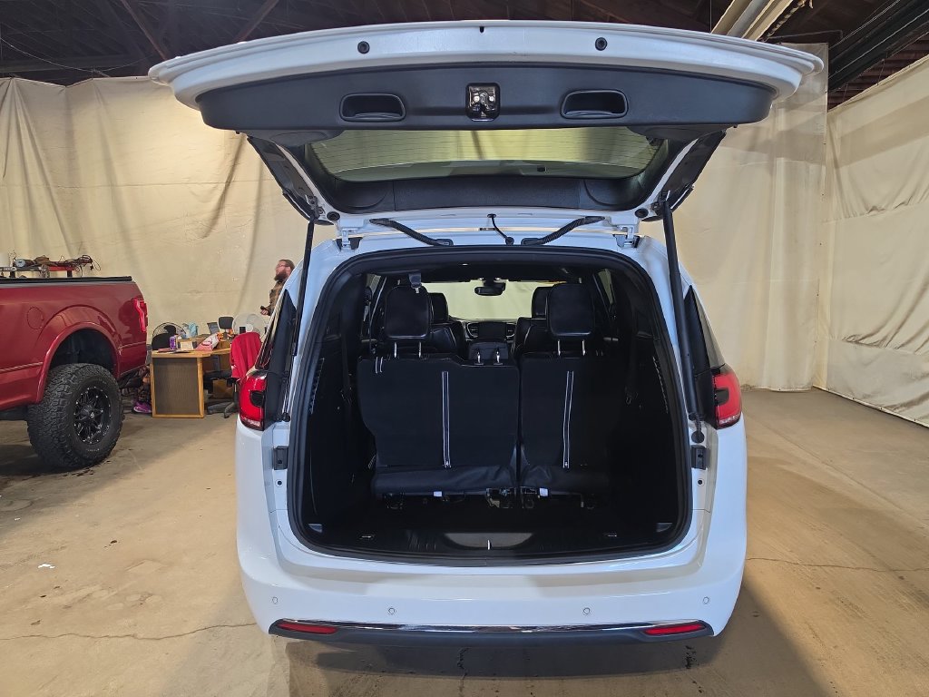 Used 2025 Chrysler Pacifica Select FWD image 19