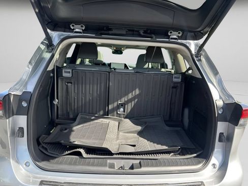 Used 2025 Toyota Highlander Platinum AWD/4WD image 12