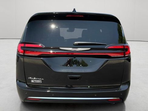 New 2026 Chrysler Pacifica Select image 5