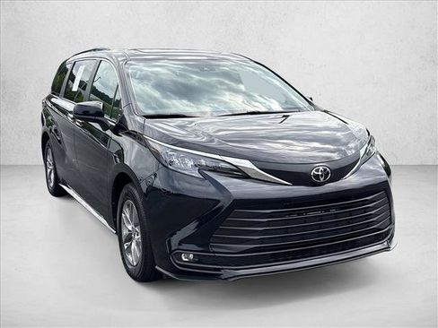Certified 2026 Toyota Sienna XLE FWD image 3