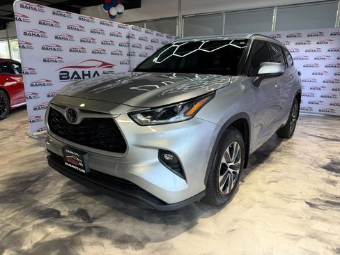 Used 2021 Toyota Highlander XLE AWD/4WD image 2