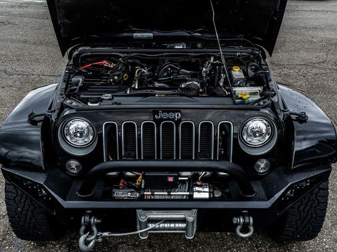 Used 2018 Jeep Wrangler Unlimited Sahara w/ Connectivity Group AWD/4WD image 42