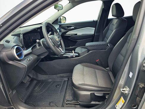Used 2025 Chevrolet Trax LT w/ Driver Confidence Package FWD image 16