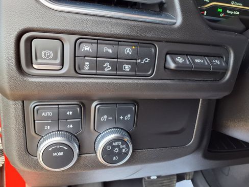 Used 2022 GMC Yukon AT4 w/ Technology Package AWD/4WD image 27