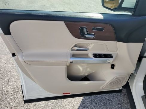 Used 2023 Mercedes-Benz GLB 250 w/ Premium Package image 22