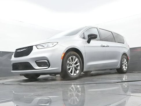 Used 2026 Chrysler Pacifica Limited FWD image 12