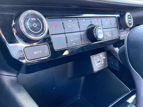 Used 2025 Jeep Compass Limited w/ Elite Group AWD/4WD image 30