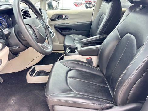 Used 2023 Chrysler Pacifica Touring-L AWD/4WD image 13