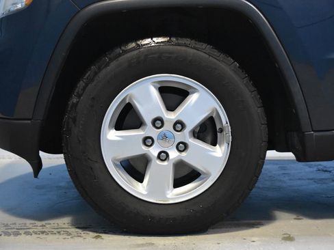 Used 2012 Jeep Grand Cherokee Laredo w/ Laredo E Group image 21