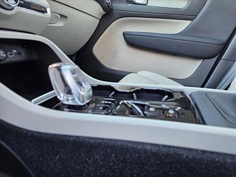 Used 2023 Volvo XC40 B5 Plus image 11