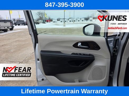 Used 2023 Chrysler Pacifica Limited image 18