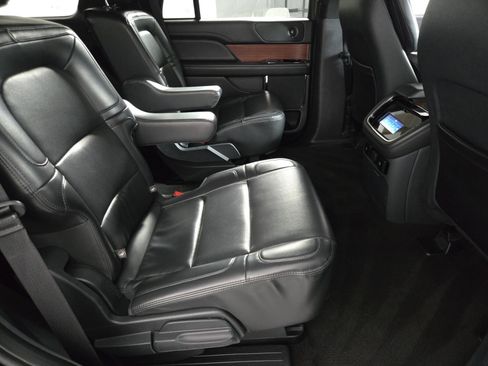 Used 2024 Lincoln Navigator Premiere image 16