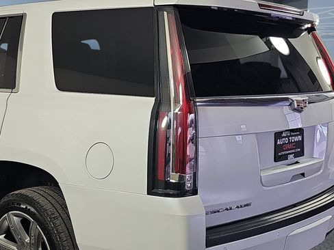 Used 2020 Cadillac Escalade Luxury AWD/4WD image 32