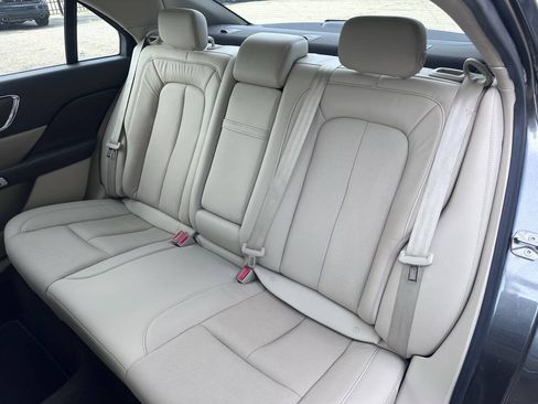 Used 2018 Lincoln Continental Select w/ Continental Climate Package FWD image 35