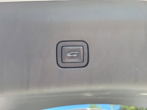 Used 2022 Buick Enclave Essence image 15