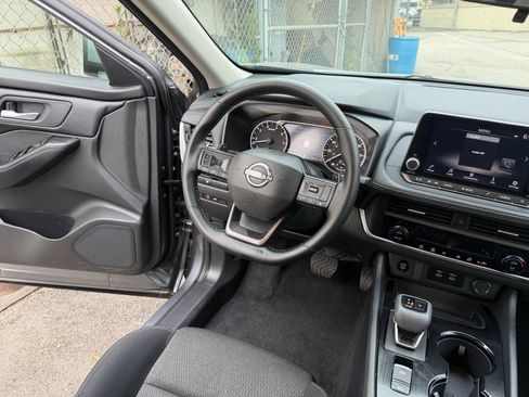 Used 2025 Nissan Rogue SV FWD image 36
