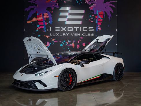 Used 2018 Lamborghini Huracan Performante image 3