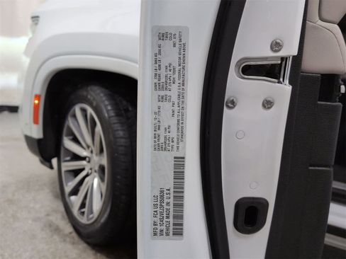 Used 2023 Jeep Grand Wagoneer 4WD image 38