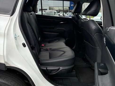 Used 2023 Toyota Highlander XLE AWD/4WD image 21