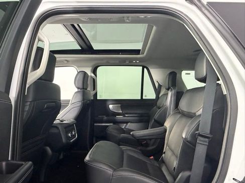 Used 2025 Ford Expedition Platinum image 30