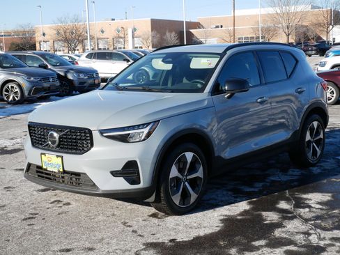 Used 2024 Volvo XC40 B5 Core image 3