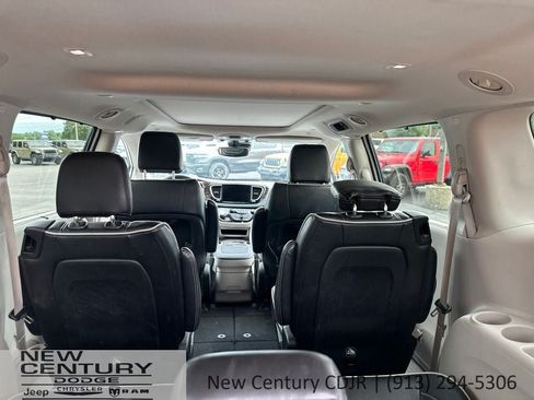 Used 2023 Chrysler Pacifica Limited FWD image 10