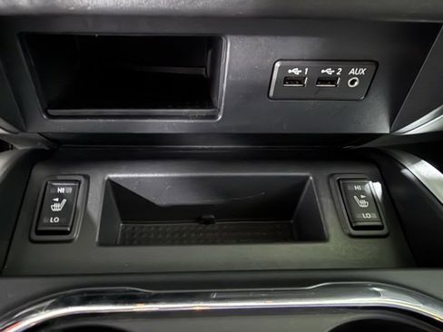 Used 2019 Nissan Titan SV image 20