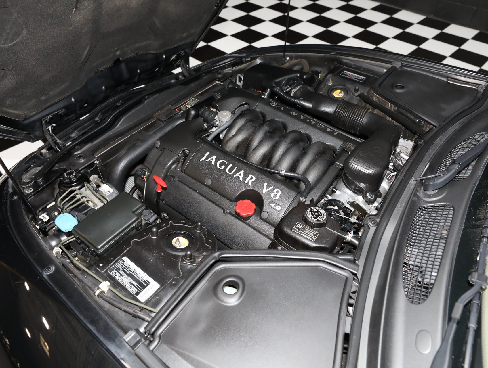 Used 2000 Jaguar XK8 Convertible RWD image 2