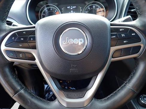 Used 2019 Jeep Cherokee Latitude Plus w/ Comfort/Convenience Group AWD/4WD image 15