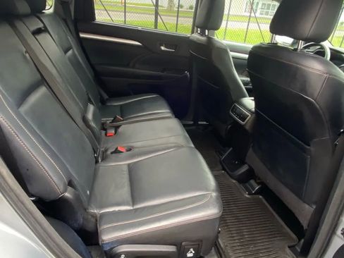 Used 2014 Toyota Highlander XLE image 17