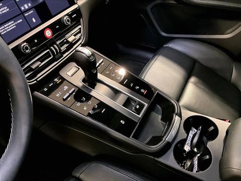 Used 2025 Porsche Macan image 20