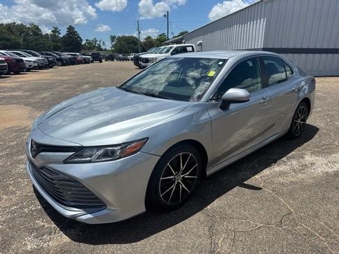 Used 2020 Toyota Camry LE FWD image 7