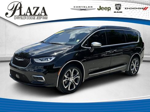 Certified 2024 Chrysler Pacifica Pinnacle w/ Trailer Tow Group AWD/4WD image 1