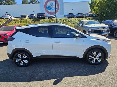 Used 2023 Chevrolet Bolt EUV LT w/ Convenience Package FWD image 4