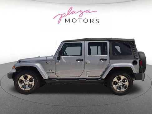 Used 2018 Jeep Wrangler Unlimited Sahara AWD/4WD image 8
