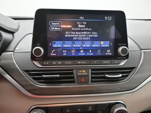 Used 2025 Nissan Altima 2.5 SV FWD image 4