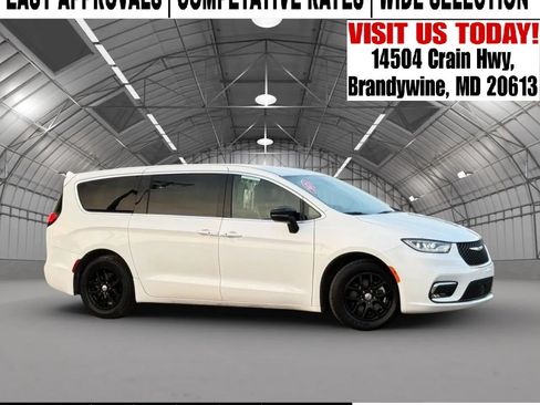 Used 2025 Chrysler Pacifica Select FWD image 1