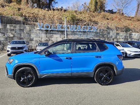 Certified 2025 Volkswagen Taos SE image 2