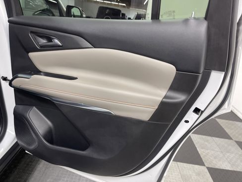Used 2025 Chevrolet Traverse LT FWD image 19
