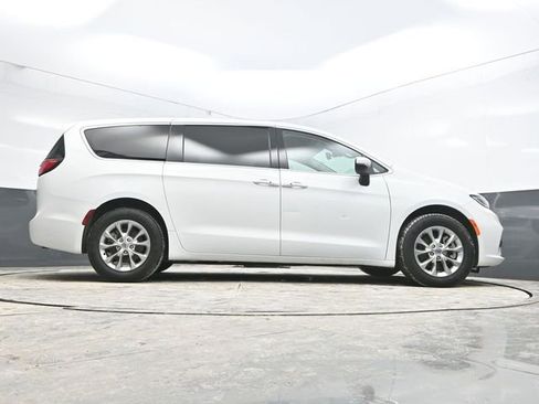 Used 2023 Chrysler Pacifica Touring-L image 36
